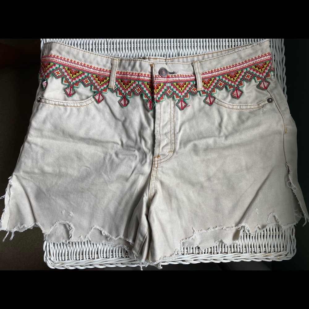 We the Free embroidered jean shorts size 31